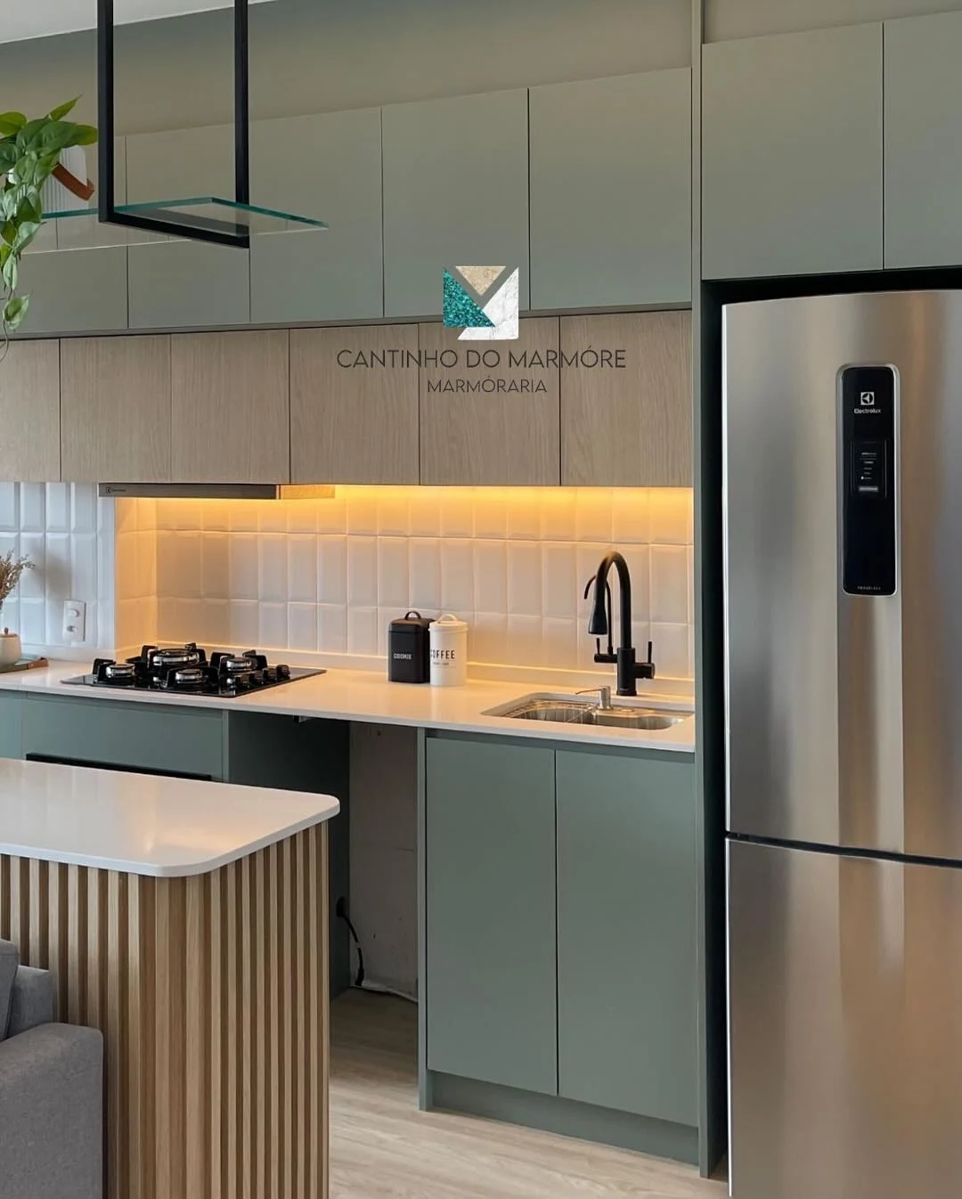 Cozinha moderna com bancada em pedra natural