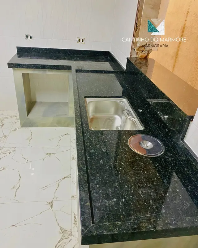 Bancada em pedra escura com cuba de inox