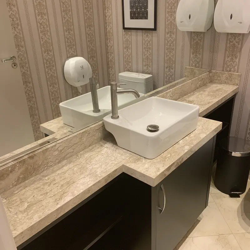 Bancada de lavabo com cuba de apoio quadrada